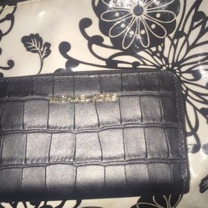 Michael Kors mini wallet ( authentic)